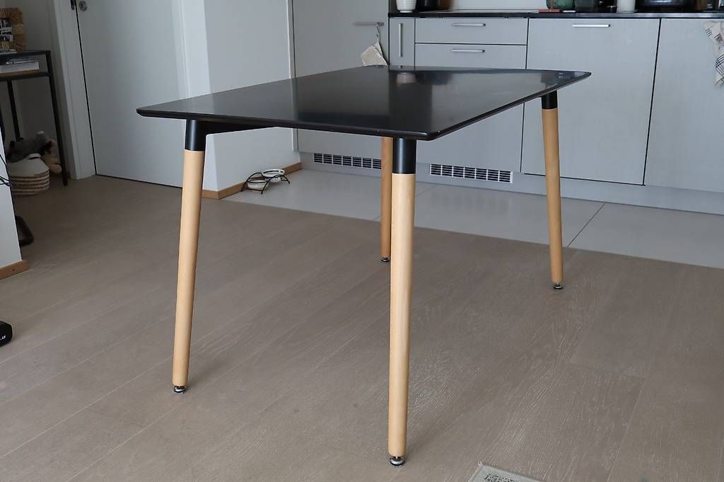 Tavoli: Black rectangular dinning Table / Table salle à manger noire – Usato da Tannay venduto da hab_7k5m