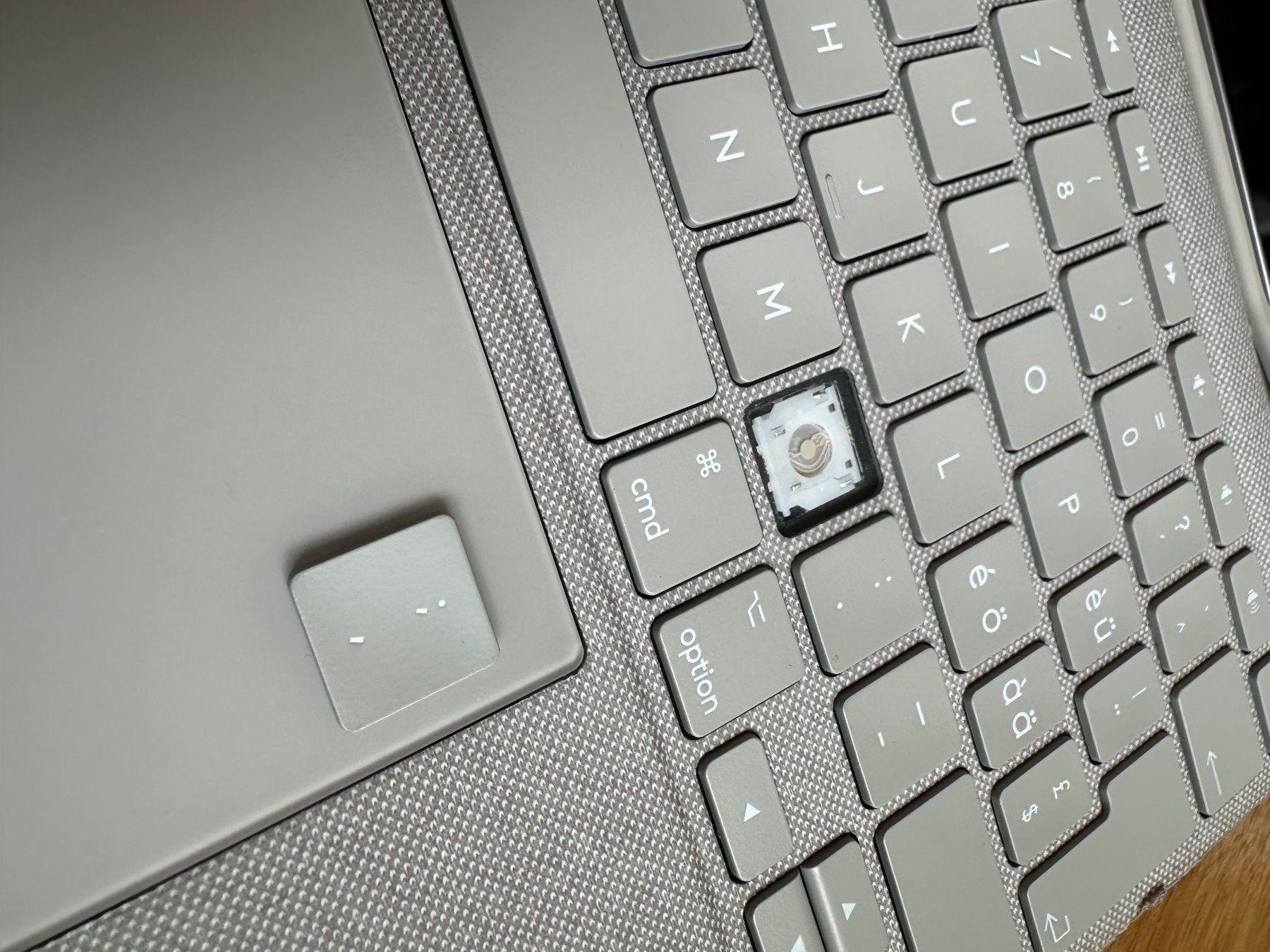 Logitech Tastiere: LOGITECH Combo Touch Schutzhülle - 11", iPad Pro 11 – Usato da Zürich venduto da gav_nnt6 1