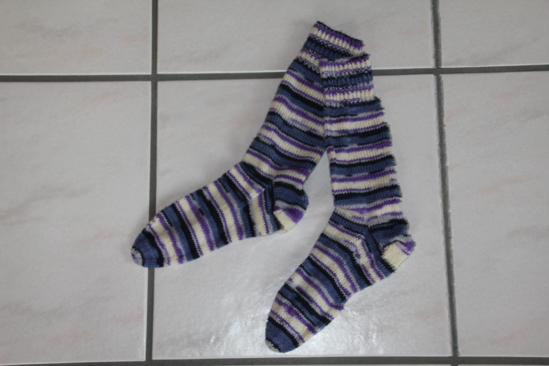 Calze: Handgestrickte Socken Grösse 34/35 – Nuovo e nell'imballaggio originale da Wallenwil venduto da Sahron
