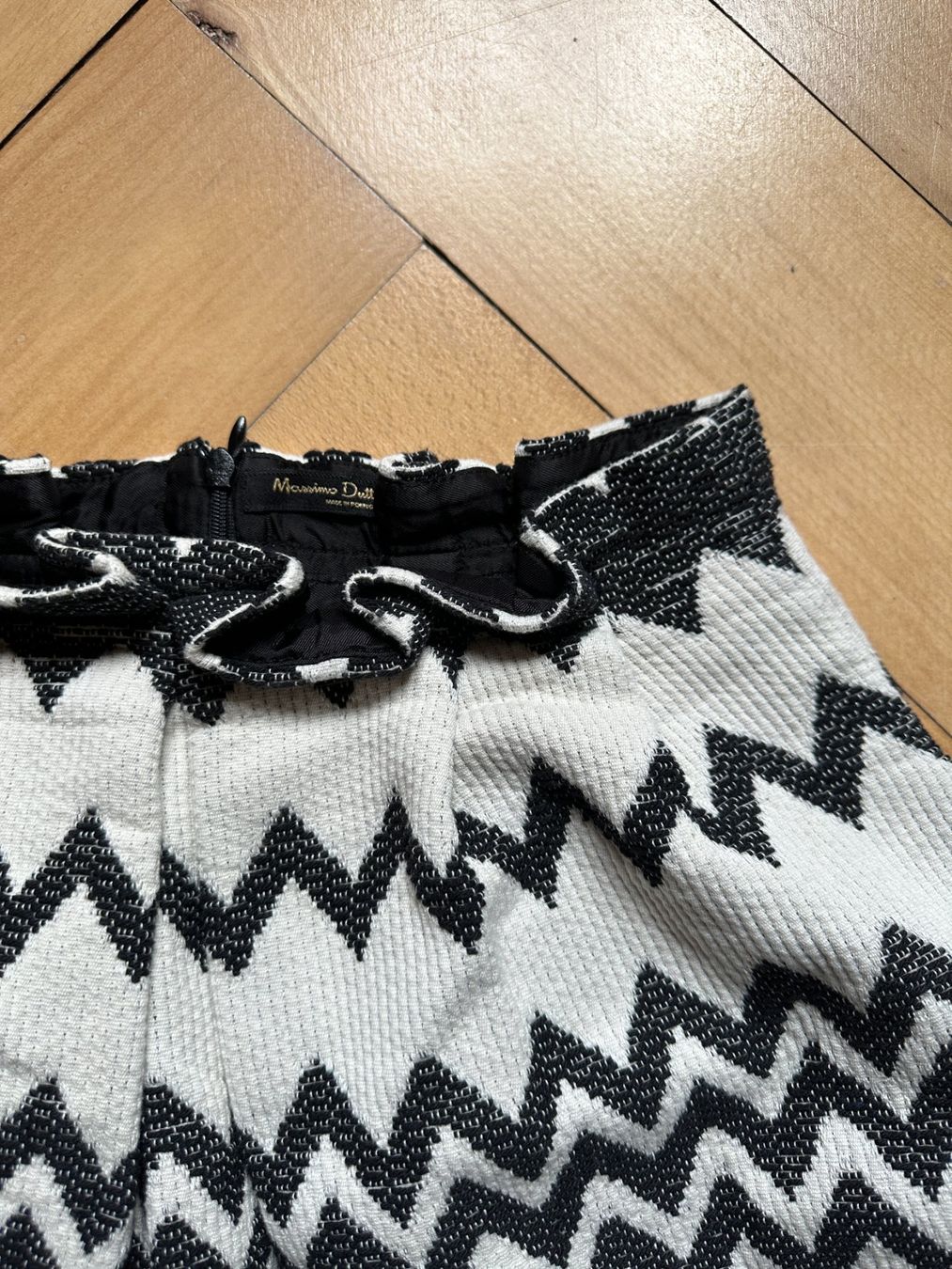 Massimo Dutti Jupes: MASSIMO DUTTI - Rock schwarz-weiss ausgestellt 36 – D'occasion à Zürich par Diazaio 1