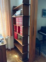 Hohes Bücherregal / Wandregal aus Massivholz