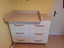 Kinderzimmer-Möbel: Schrank, Gitterbett, Wickeltisch, Tablar