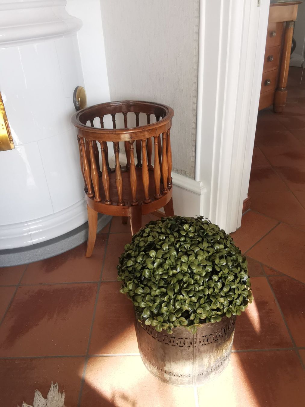 Altro per la casa: Antiker Cachepot-Ständer, Jardinière aus Holz – Usato da Dübendorf venduto da aschiduebendorf 2