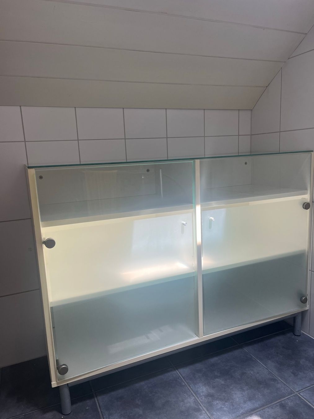 Cassettiere: Kostenlos Sideboard weiss mit Glasabdeckung und Glasfronten – Usato da Balterswil venduto da AndreaBlume10 1