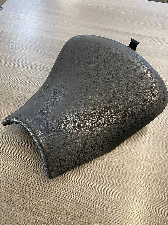 Alle Motorradersatzteile: Tiefer Fahrersitz (- 30 mm) Kawasaki Z650 090SEC0035 NEU – Gebraucht aus Diessenhofen von MotoshopZachmann