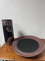 Ensemble vase et plat en grès modelés à la main signés