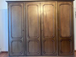 Klassischer Holz-Kleiderschrank