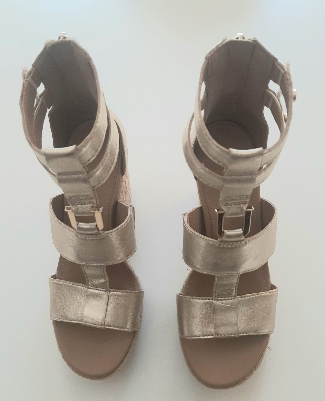 Ugg Scarpe da donna: Sandales compensées dorées Ugg 36 – Usato da Chêne-Bourg venduto da chsandra34 1
