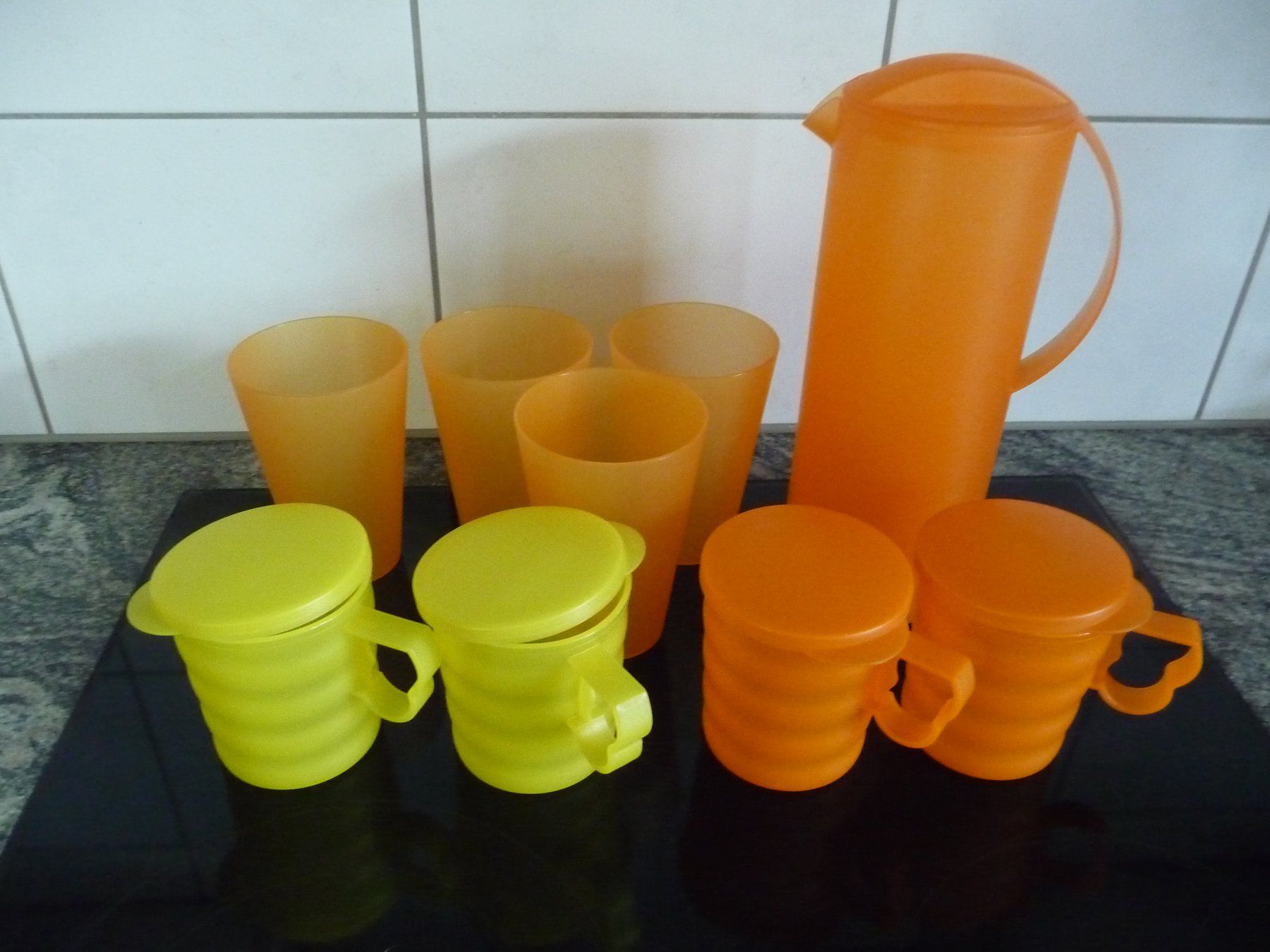 Tupperware Tazze: 4 Tupperware Tassen, Krug , 4 Becher neu – Nuovo (secondo la descrizione) da Kirchberg BE venduto da lavendel02 1