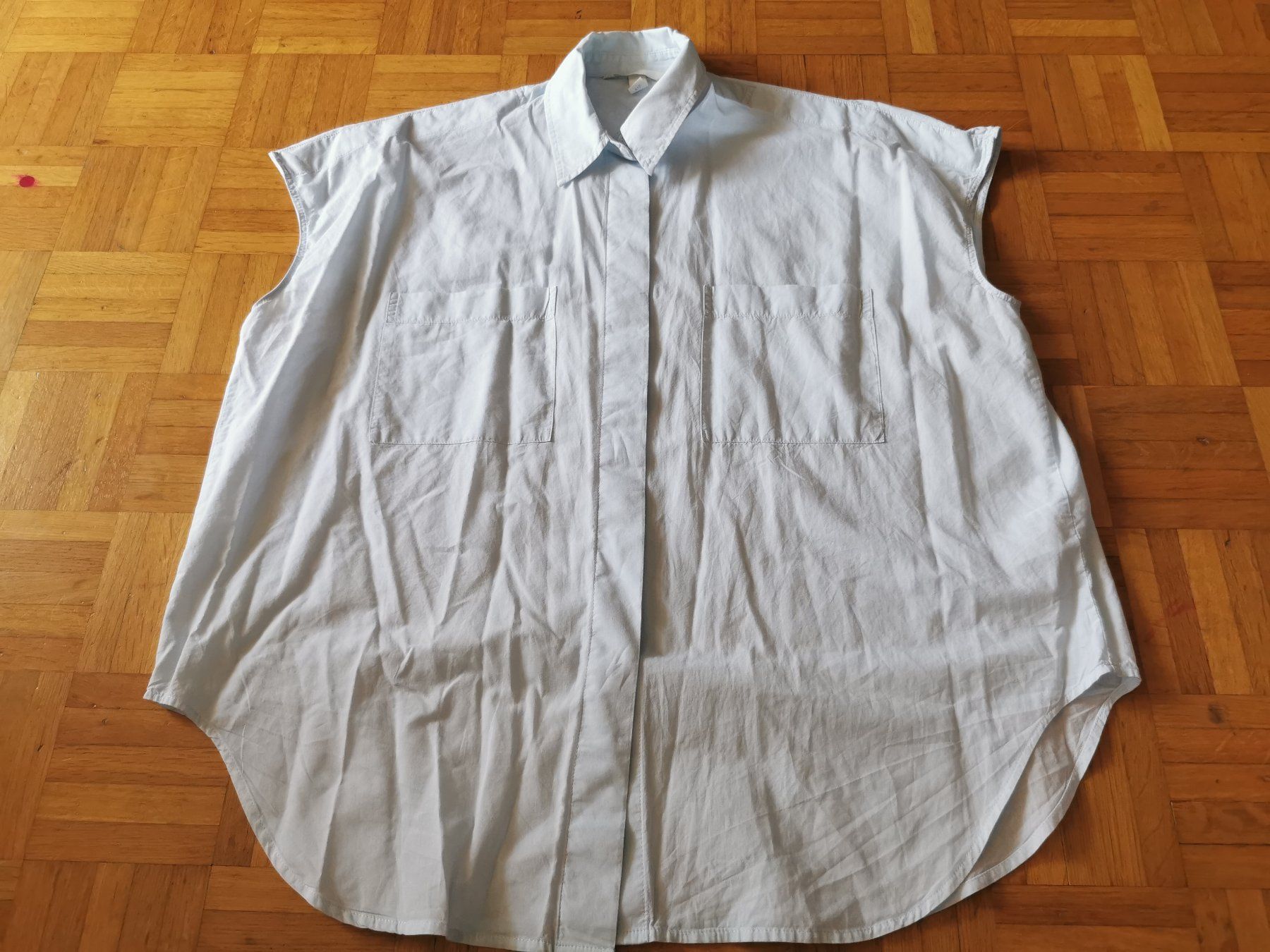 H&M Blusen: Hellblaue und schwarze Blusen Gr. M, eher Oversize – Gebraucht aus Basel von Roundtrip 1