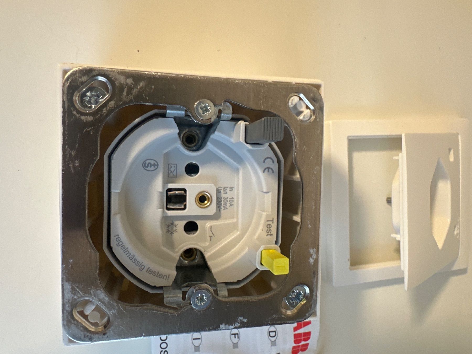 ABB Spine: ABB Sidos T13 Steckdose 30mA – Nuovo e nell'imballaggio originale da niederhasli venduto da rami016 1