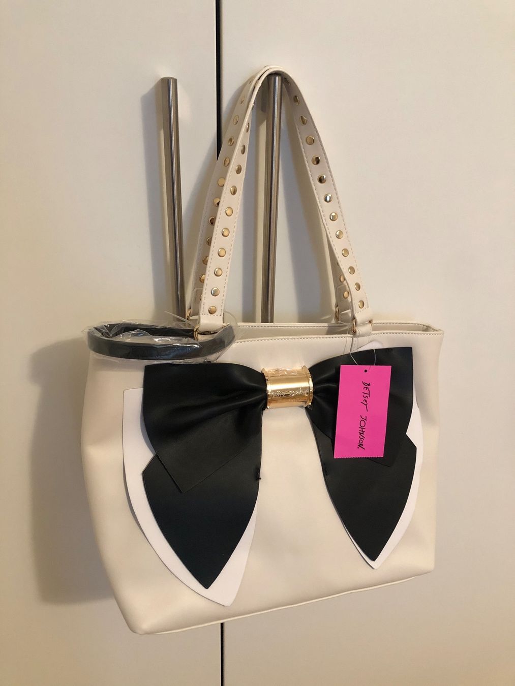 Jj Benson Taschen für Damen: Sac à main Betsey Johnson – Neu und originalverpackt aus St-Sulpice VD von elo_9ghs