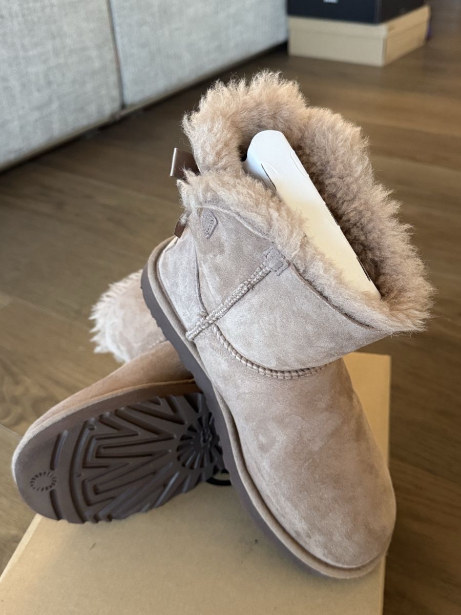 Ugg Chaussures filles: UGG mini 38 – D'occasion à Uitikon Waldegg par Natalie.Lue