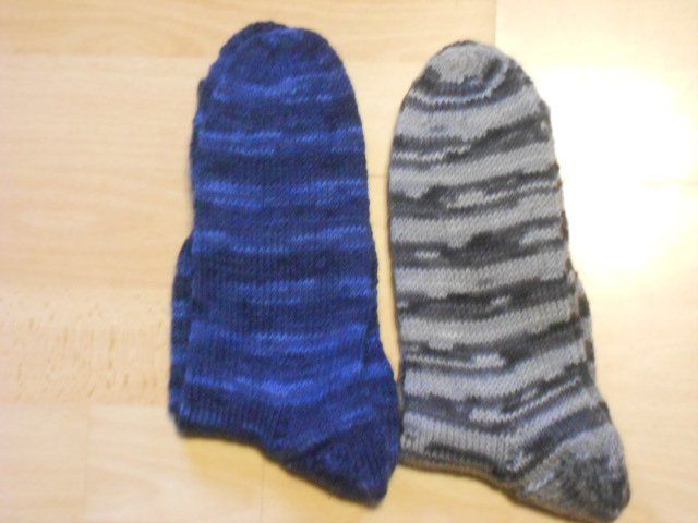 Calze: 2 Paar Handgestrickte Wollsocken Gr. 44/45 – Nuovo (secondo la descrizione) da Flühli LU venduto da primula-47 1