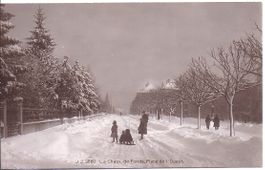 LA CHAUX - de - FONDS, famille sur la place de l'ouest
