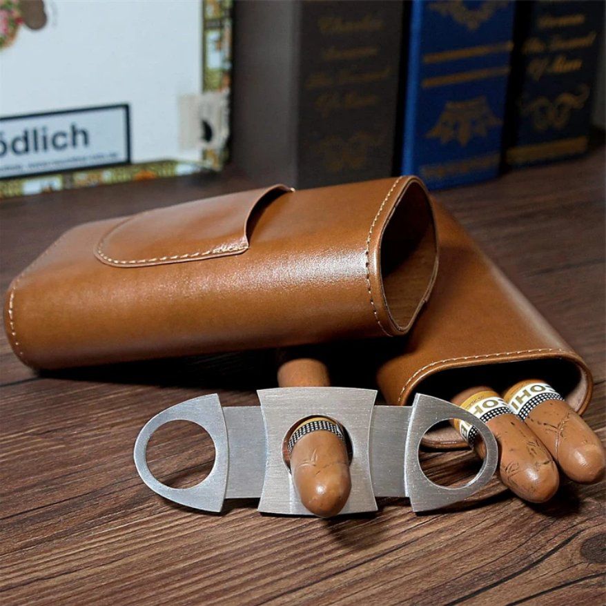 Sonstige Tabakwaren: Zigarrenetui aus braunem Leder mit Futter Zigarrenschnei – Neu und originalverpackt aus Bussigny von NATURALO 1