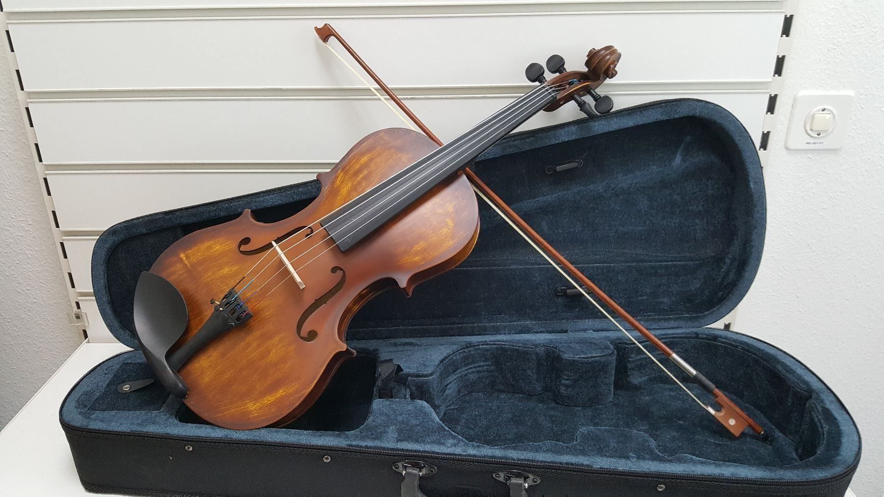 Strumenti musicali: 4/4 Viola inkl.koffer und bogen , neuwertig – Nuovo (secondo la descrizione) da Glattbrugg venduto da Swissmusik