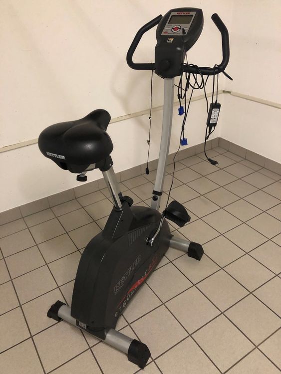 Rampe 4 spots à vis dirigeable (Barre+spots) L 80CM -HT du spot 10,5cm et diamètre 4 cm , vendu avec les 4 ampoules LED art de chez Conforama