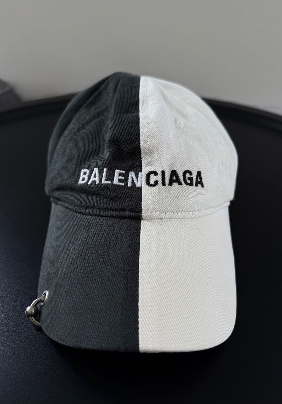 Balenciaga Copricapi, berretti & cappellini: Balenciaga 50/50 Cap mit Piercing – Nuovo e nell'imballaggio originale da Kilchberg ZH venduto da LuxuryVault 1