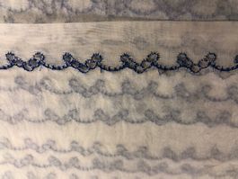 antike Spitze (St. Gallen) blauer Rand , 2,5 cm breit