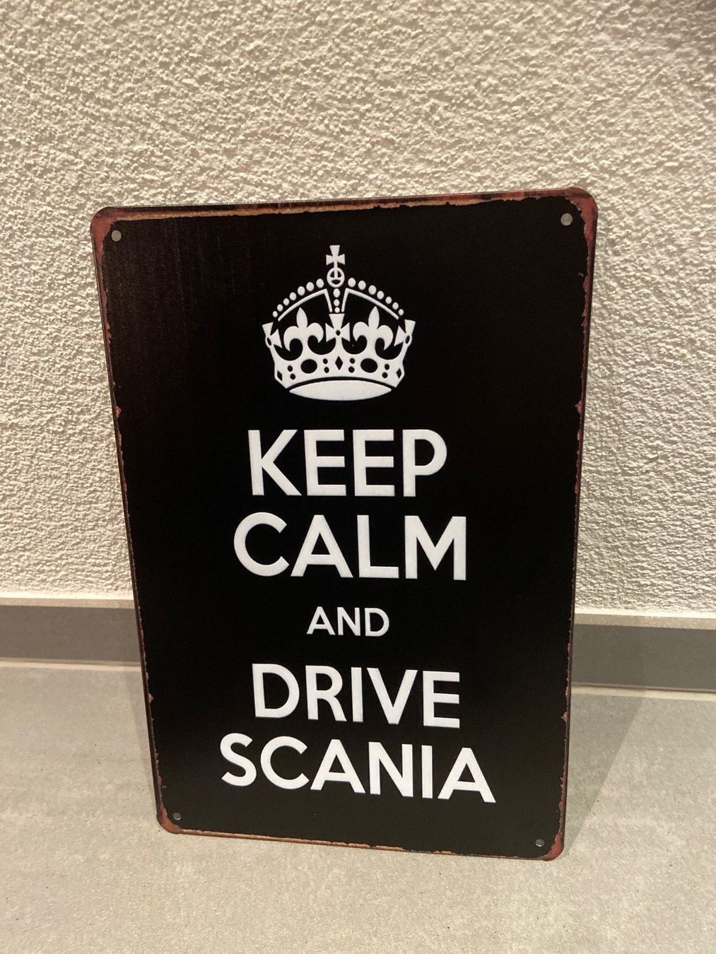 Insegne: SCANIA KEEP CALM Schild %%%NEU BLACK – Nuovo e nell'imballaggio originale da Seon venduto da Aaargauer01