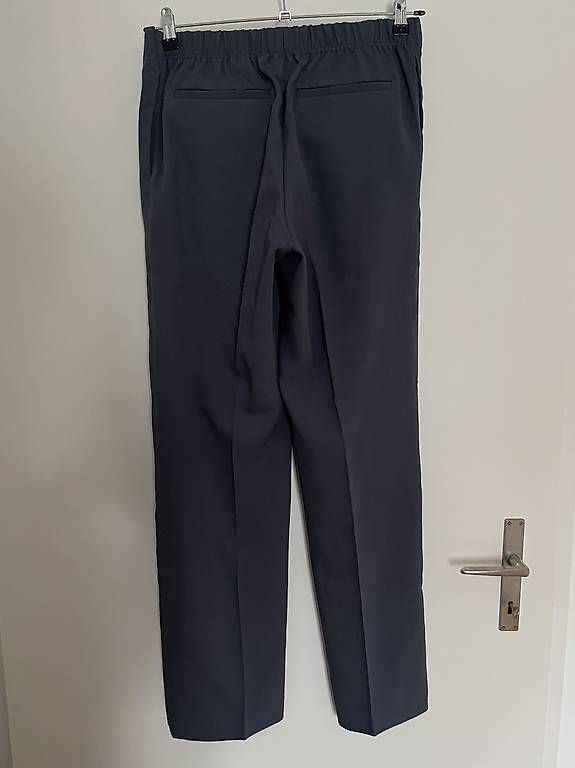 Pantaloni: Blaue Stoffhose Gr. 40 weekday – Usato da Zürich venduto da Imaime 1