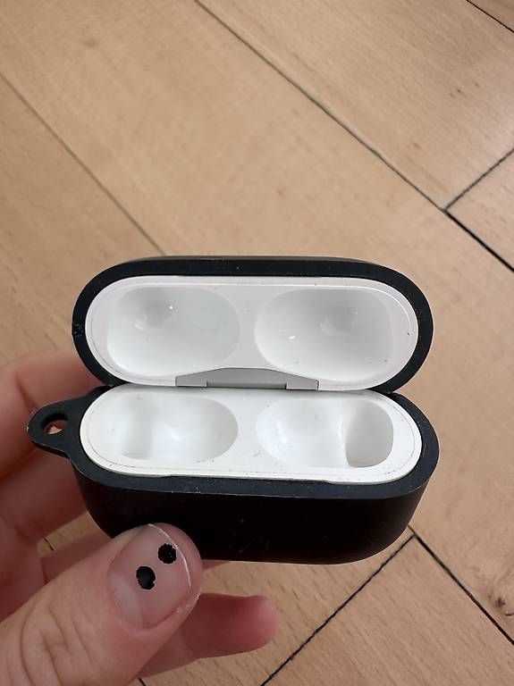 Caricabatterie: AirPods Pro 2nd Gen Ladecase – Usato da Zürich venduto da Clara.Trixi