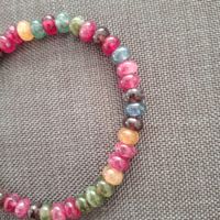 Handgefertigtes buntes Perlenarmband
