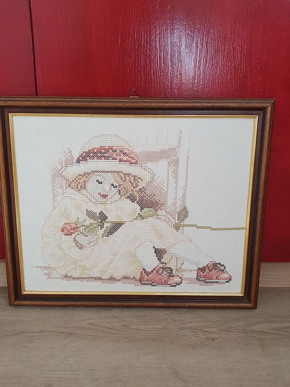 Rollen & Spulen: Mädchen mit Rose sitzend /handgestickt – Neu (gemäss Beschreibung) aus Ferden von jemyce 2