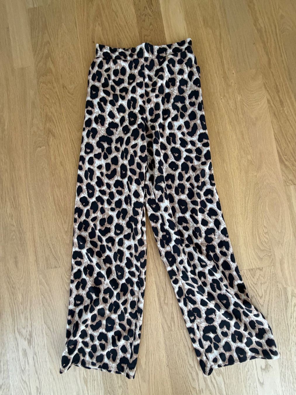 Pieces Hosen: Pieces Stoffhose mit Leopardenmuster – Gebraucht aus Luzern von maz_jq6n
