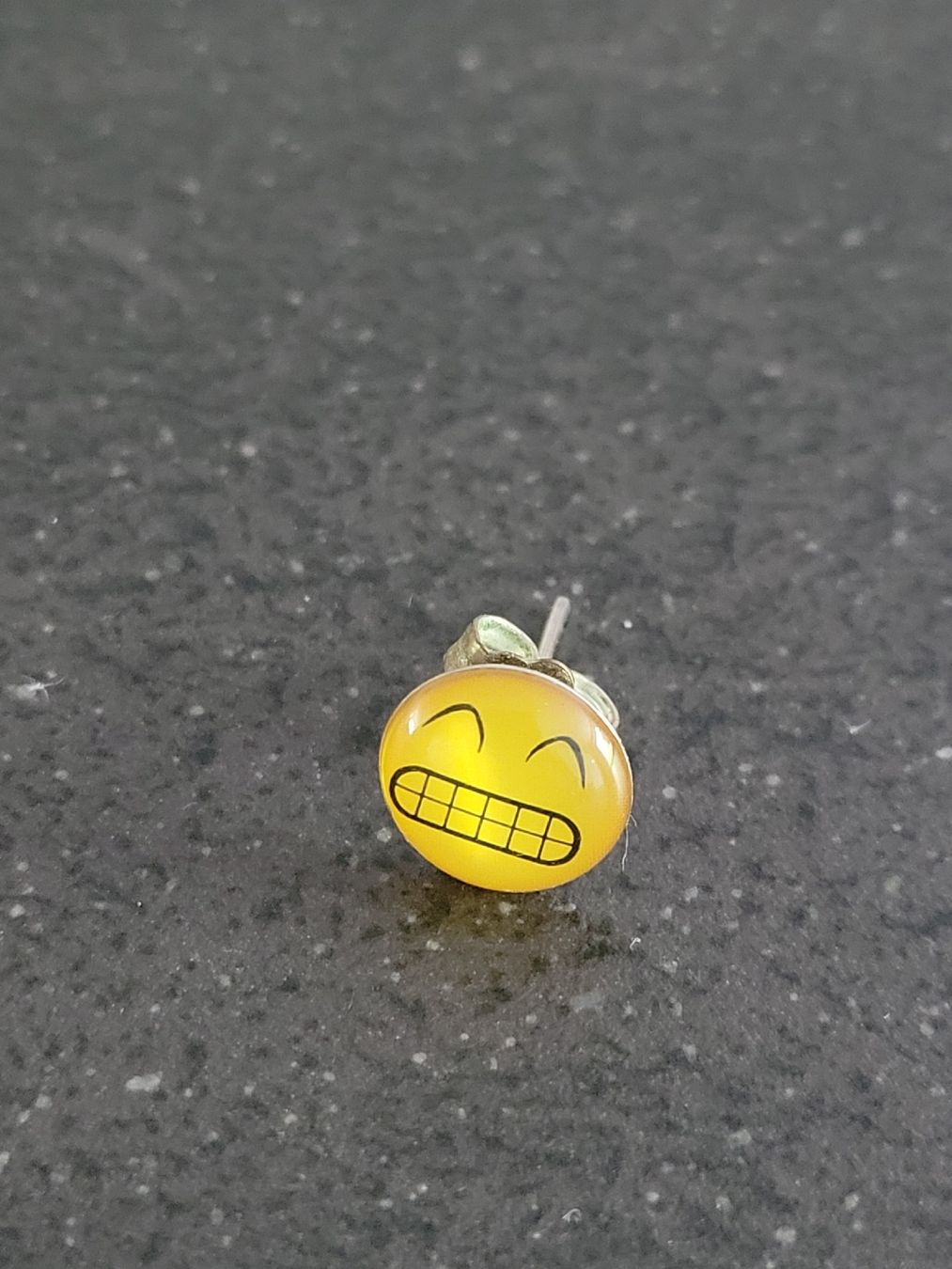 Orecchini pendenti & Orecchini a lobo: Cooler Ohrstecker mit Emoji Motiv – Usato da Büren NW venduto da nie_k6382