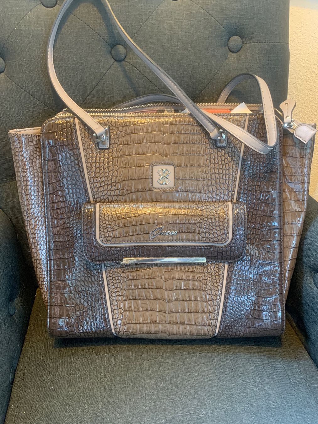 Guess Borse da donna: Neuwertige GUESS Handtasche – Usato da Faulensee venduto da Floeur