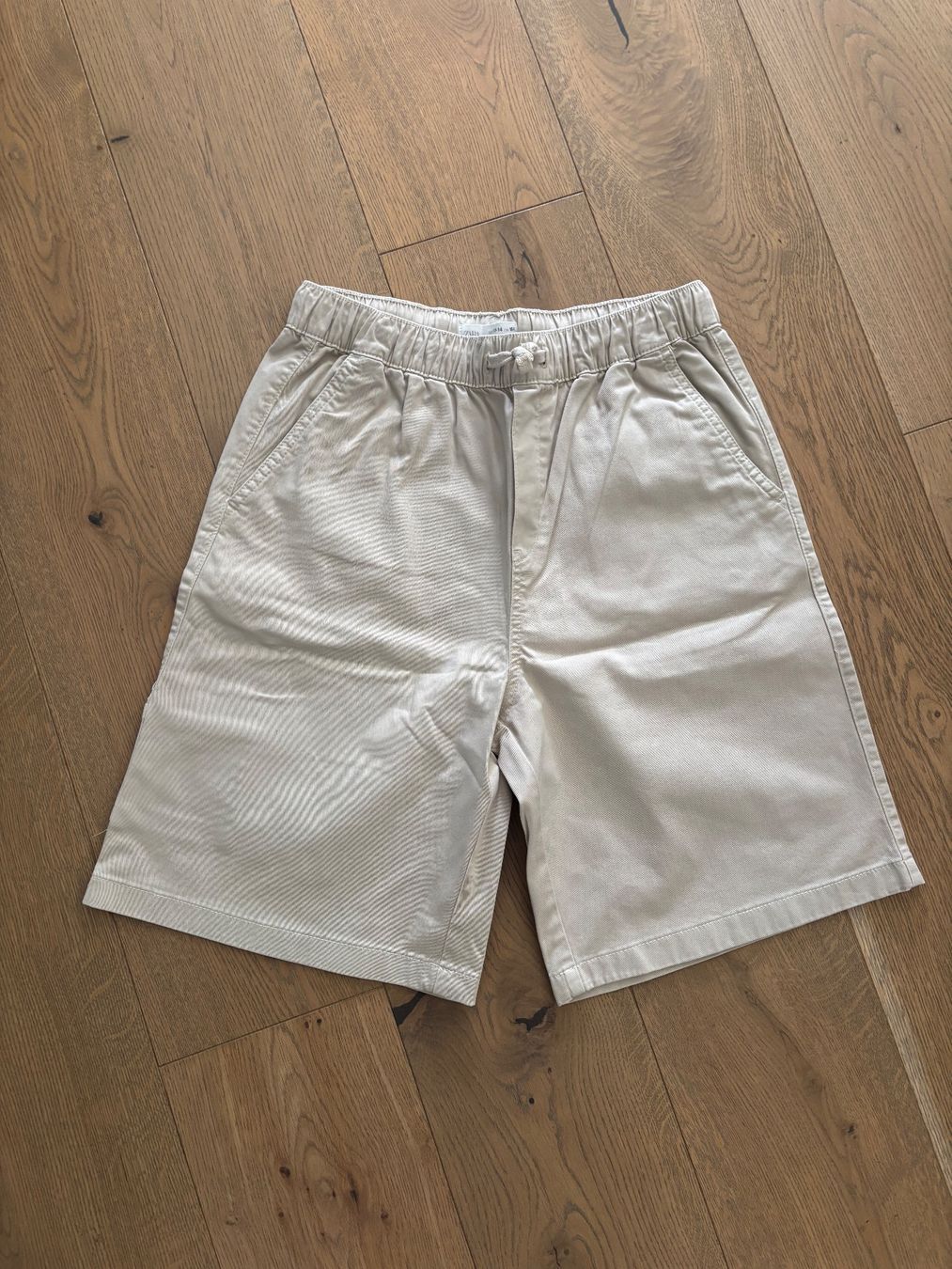 Zara Pantaloni: Beige Zara Shorts – Usato da Trübbach venduto da Nico.Broder