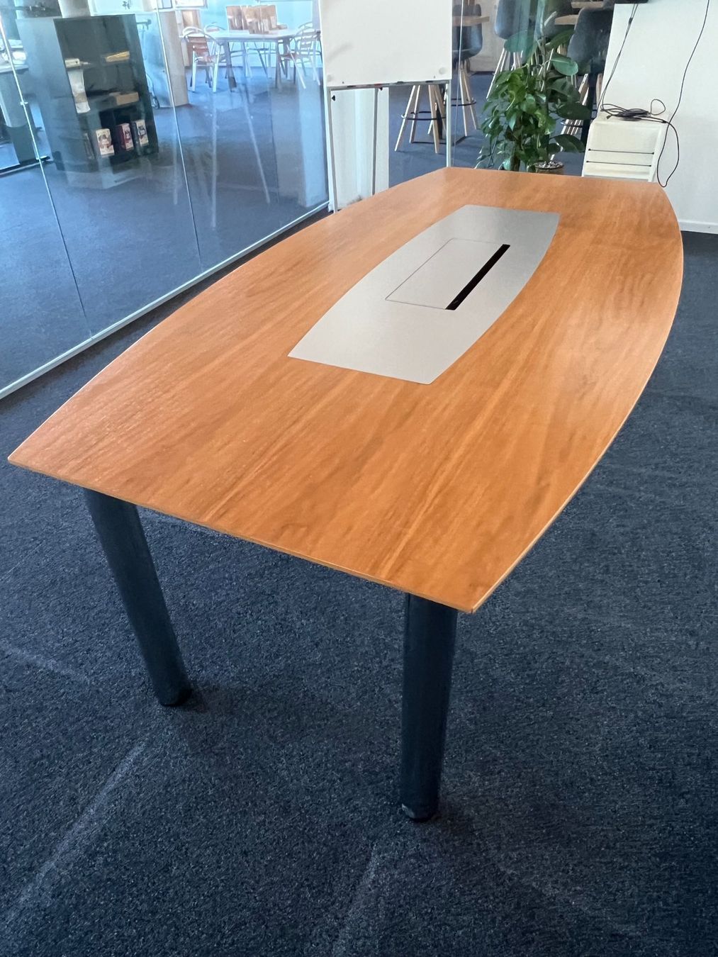 Tavoli: Konferenztisch mit integrierter Steckdose – Usato da Appenzell venduto da oli_8dbc