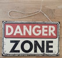 DANGER ZONE - Holzschild  (neu/OVP)