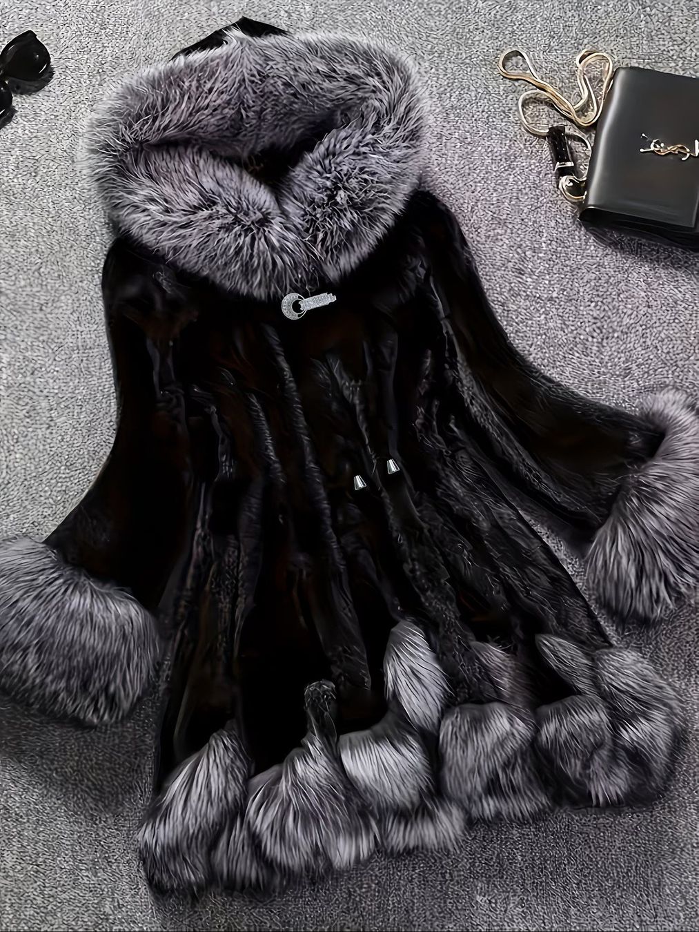 Mäntel: Magnifique manteau de fourrure noire avec capuche grise XL – Gebraucht aus Echallens von fab_97x6