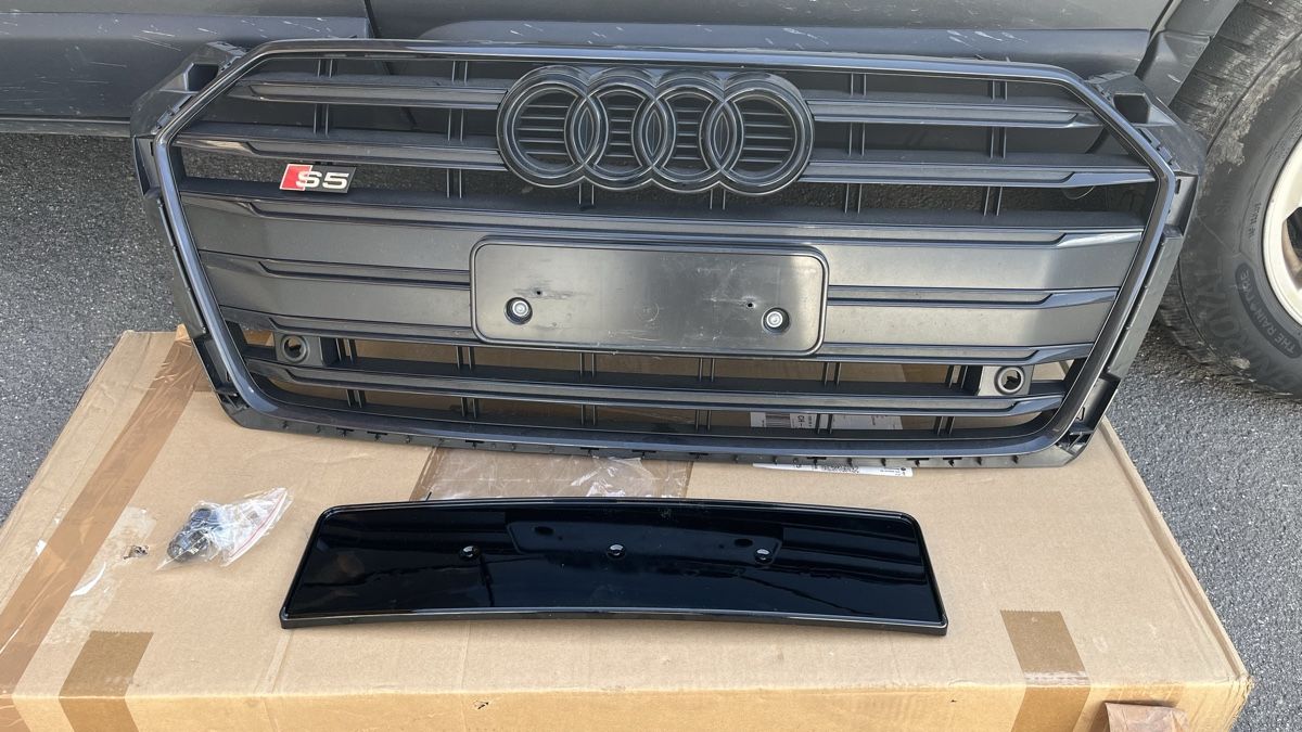 Audi Tutti pezzi di ricambio auto: Audi S5 Kühlergrill – Nuovo e nell'imballaggio originale da Schiers venduto da Valzeina