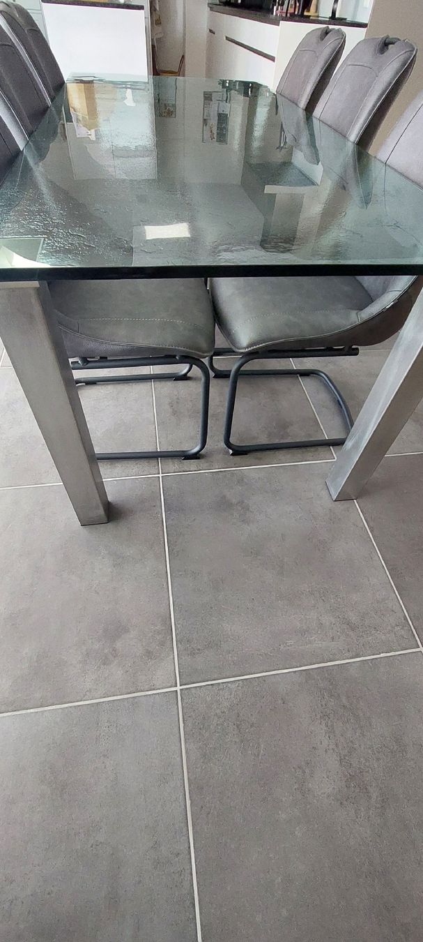Set di tavolo e panche: Grosser Glastisch + 6 Stühle  – Usato da Niederwil AG venduto da bertomach 2