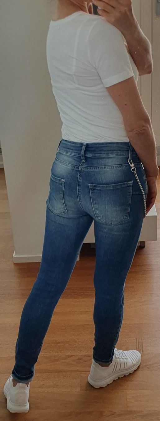 Jeans: Jeanshose Gr. 32/34 blau mit Kette – Usato da Stansstad venduto da InStyle8 7