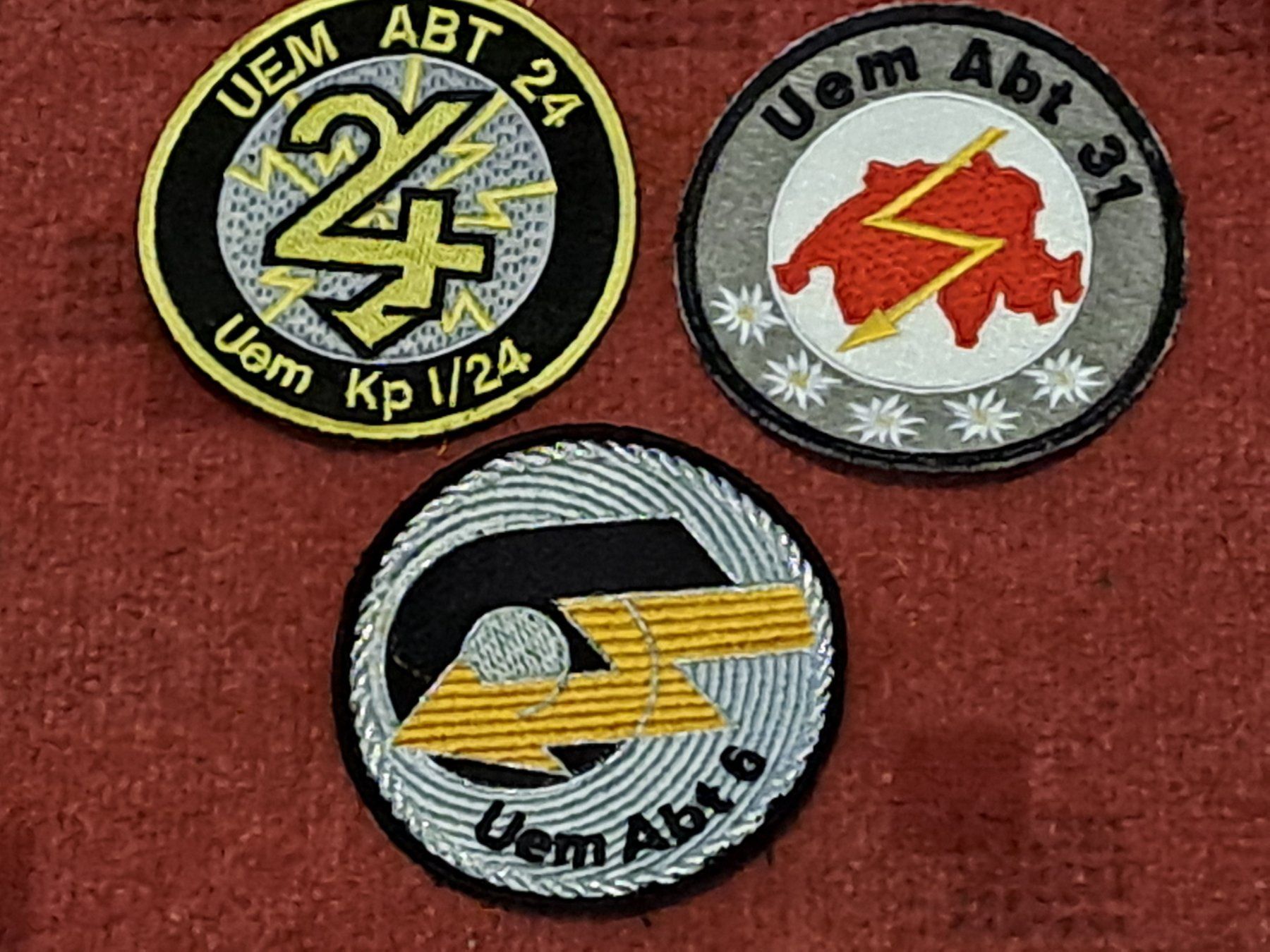 Plaketten & Abzeichen: 3 Badge der Übermittlung Abteilung – Gebraucht aus St.Gallen von Infanteriewerk