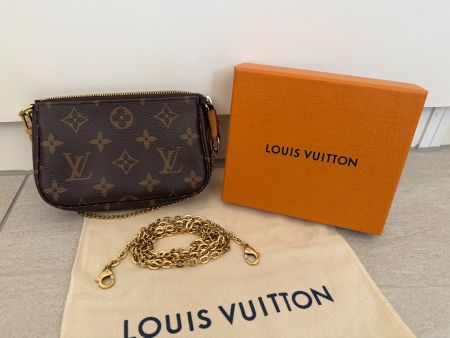 Louis Vuitton Mini Pochette Accessoires – mit langer Kette