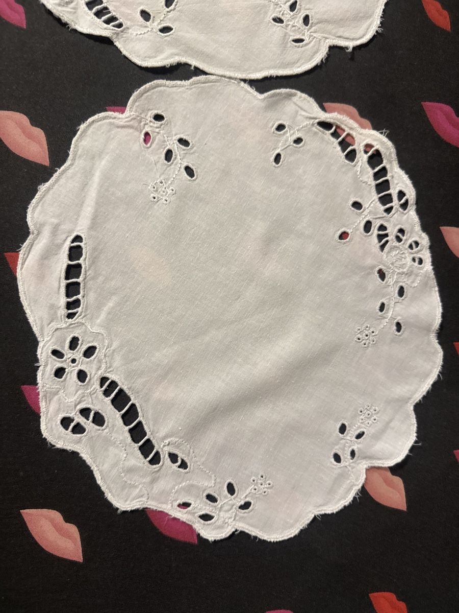 Altra biancheria da tavola: Zwei elegante Deckchen, Handarbeit, weiss,Durchmesser 30cm – Nuovo (secondo la descrizione) da Spreitenbach venduto da BIH2005 3