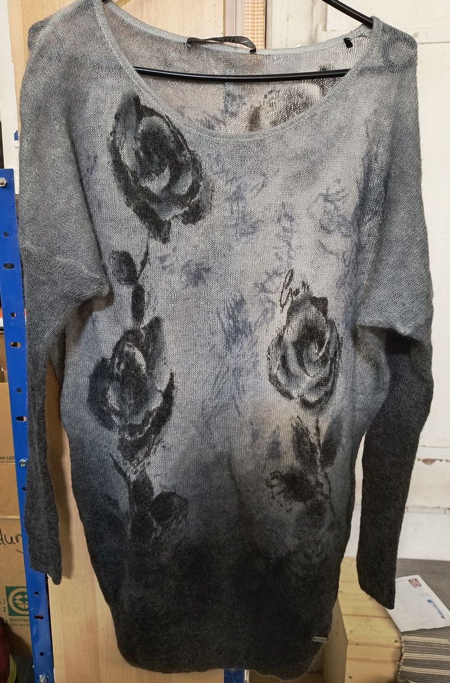 Guess Maglioni & Felpe: Guess Pullover mit Rosenmuster, Damen Grau-Schwarz, Grösse M – Usato da Oberweningen venduto da Bumblebee2