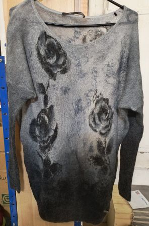 Guess Pullover mit Rosenmuster, Damen Grau-Schwarz, Grösse M