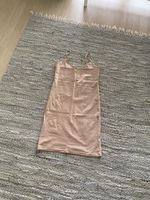 Leichtes Unterkleid in beige. Grösse S.