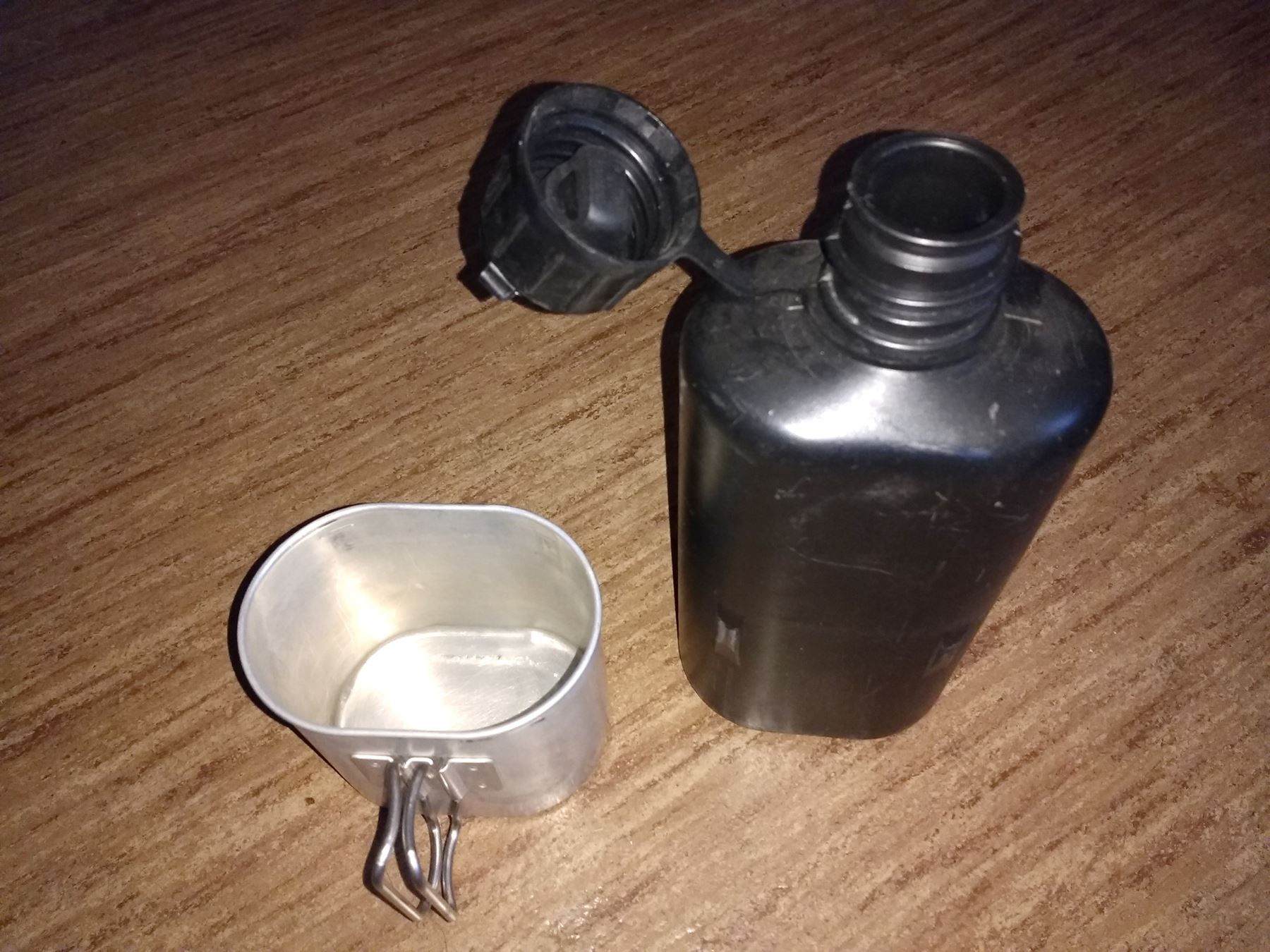 Schweizer Armee Ausrüstung & Ersatzteile: Original Schweizer Armee-Feldflasche – Gebraucht aus Mettmenstetten von Tschaebis 1