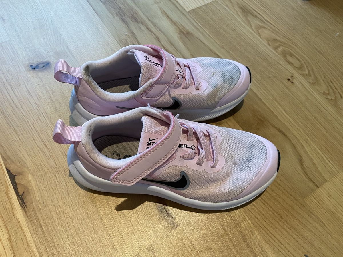 Nike Scarpe per ragazze: Nike Schuhe / 30 – Usato da Kleinandelfingen venduto da Stitch2014
