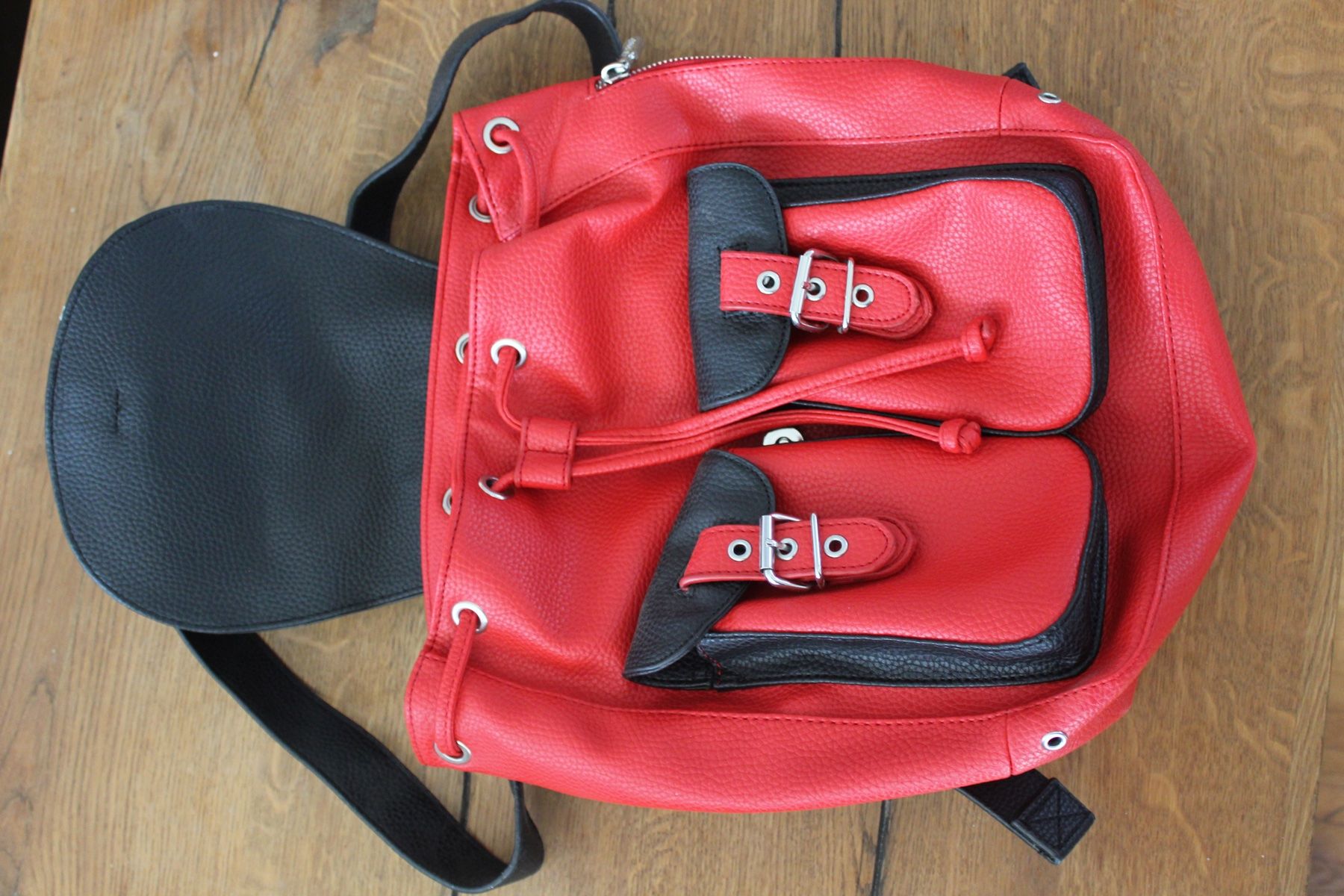Guess Zaini: superschicker rot/schwarzer Rucksack von GUESS NEU – Nuovo (secondo la descrizione) da Geroldswil venduto da CD-Verkauf-2022 3