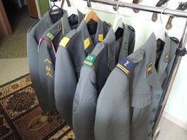 Schweizer Armee Uniformen *5 Stück zu einem Preis*
