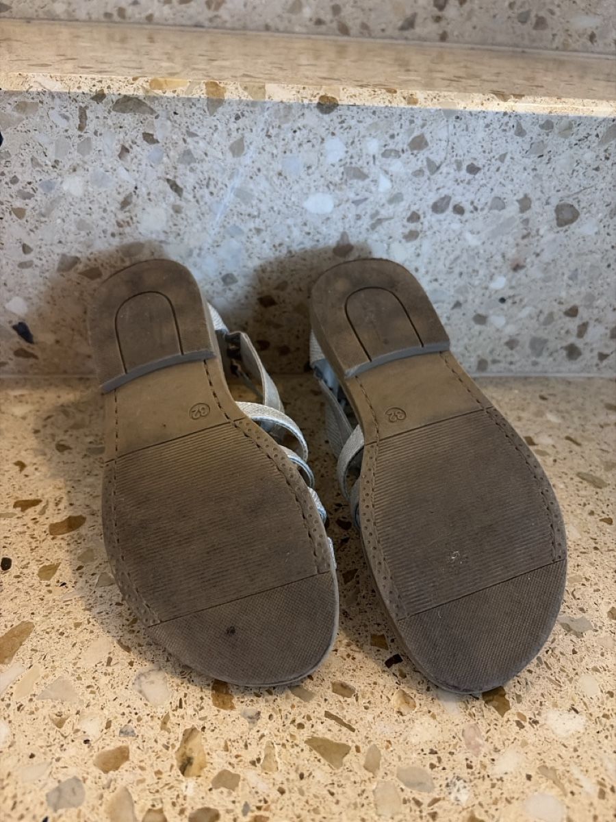 Chaussures filles: Sandalen Grösse 32 – Neuf (Voir description) à Granges-Paccot par Fwaeber 1